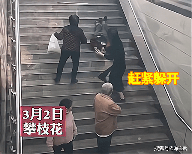 中国老人台阶摔倒抽搐无人敢扶，多次挣扎着想站起来，令人心疼（视频/组图） - 1
