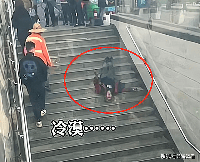 中国老人台阶摔倒抽搐无人敢扶，多次挣扎着想站起来，令人心疼（视频/组图） - 3