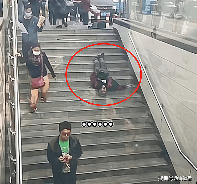 中国老人台阶摔倒抽搐无人敢扶，多次挣扎着想站起来，令人心疼（视频/组图） - 4