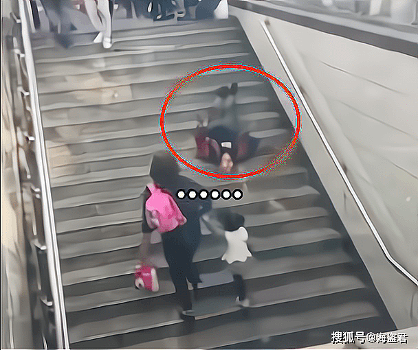 中国老人台阶摔倒抽搐无人敢扶，多次挣扎着想站起来，令人心疼（视频/组图） - 5
