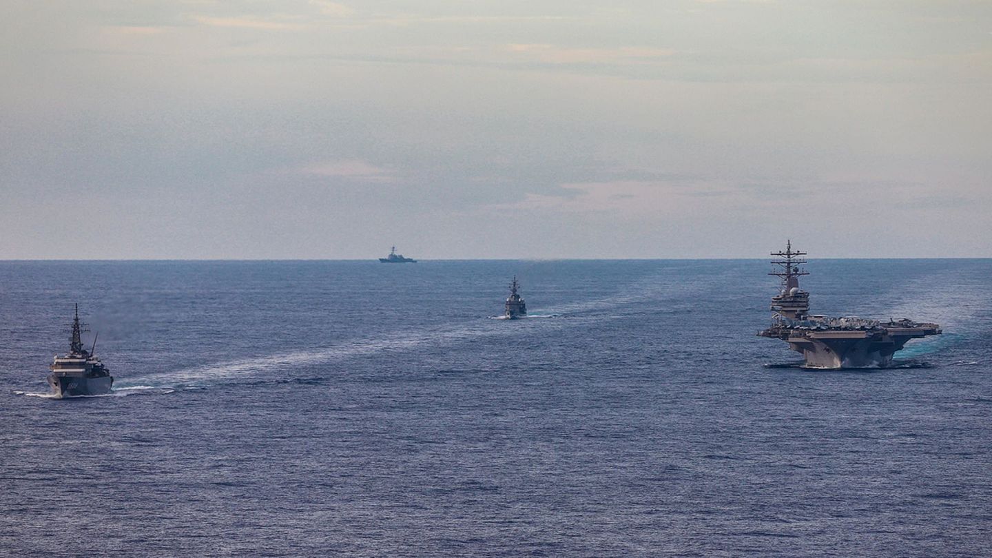 在这之前，美国两艘航空母舰“尼米兹”号（USS Nimitz）和“里根”号（USS Ronald Reagan）2020年7月4日前往南海进行军演。（Twitter@USPacificFleet）