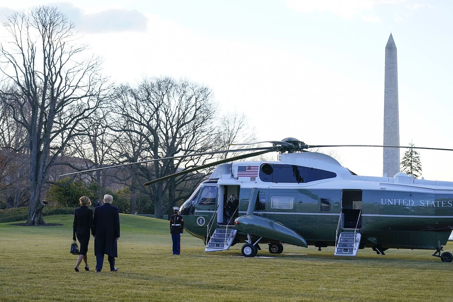 2021年1月20日，特朗普和妻子准备乘坐直升机离开白宫。（AP）