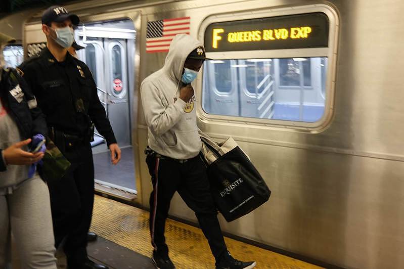 华埠F线地铁站疑似再发生针对亚裔的暴力攻击案件，图为纽约市警察在地铁站执勤。 (Getty Images)