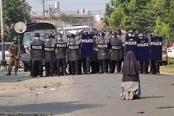 ▲▼安努唐修女跪地恳求缅甸军警不要对反政变示威者开枪。 （图／翻摄自推特／@CardinalMaungBo）