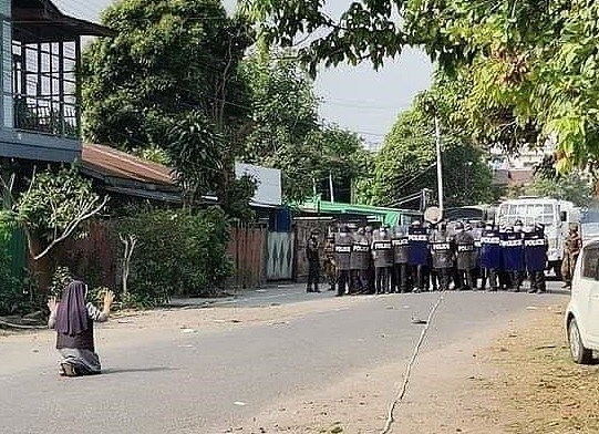 ▲▼安努唐修女跪地恳求缅甸军警不要对反政变示威者开枪。 （图／翻摄自推特／@CardinalMaungBo）