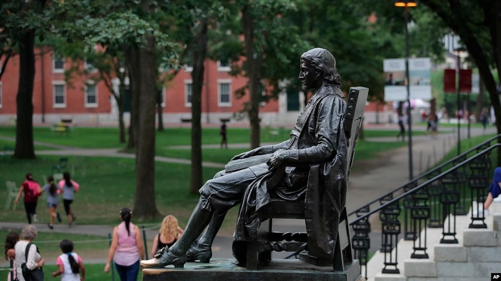 美国哈佛大学校园里的约翰·哈佛塑像。（美联社 2019年8月13日）