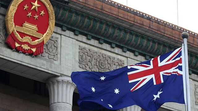 中国国徽和澳洲国旗
