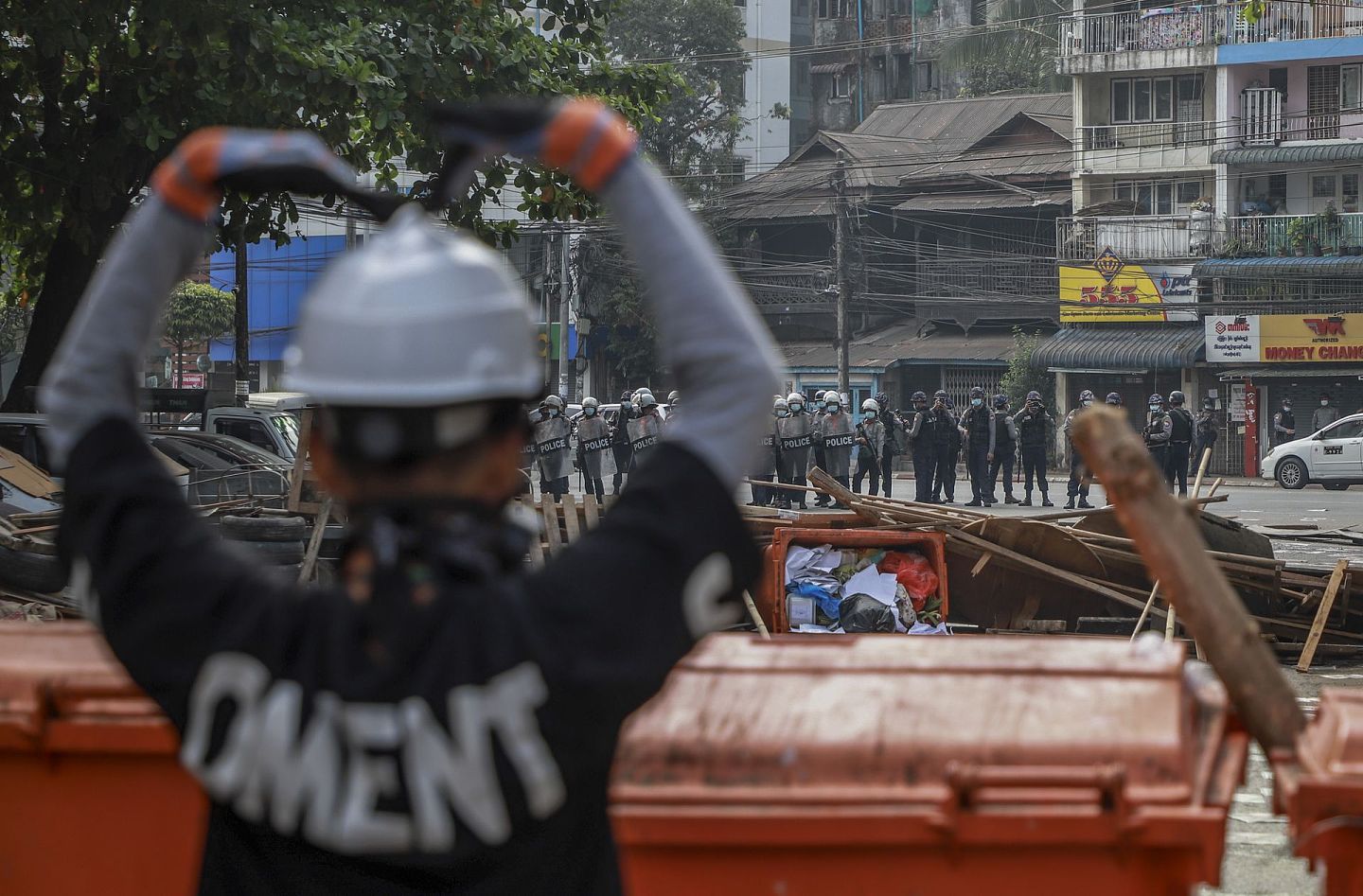 图为2021年3月3日，缅甸仰光有示威者抗议军事政变。（AP）