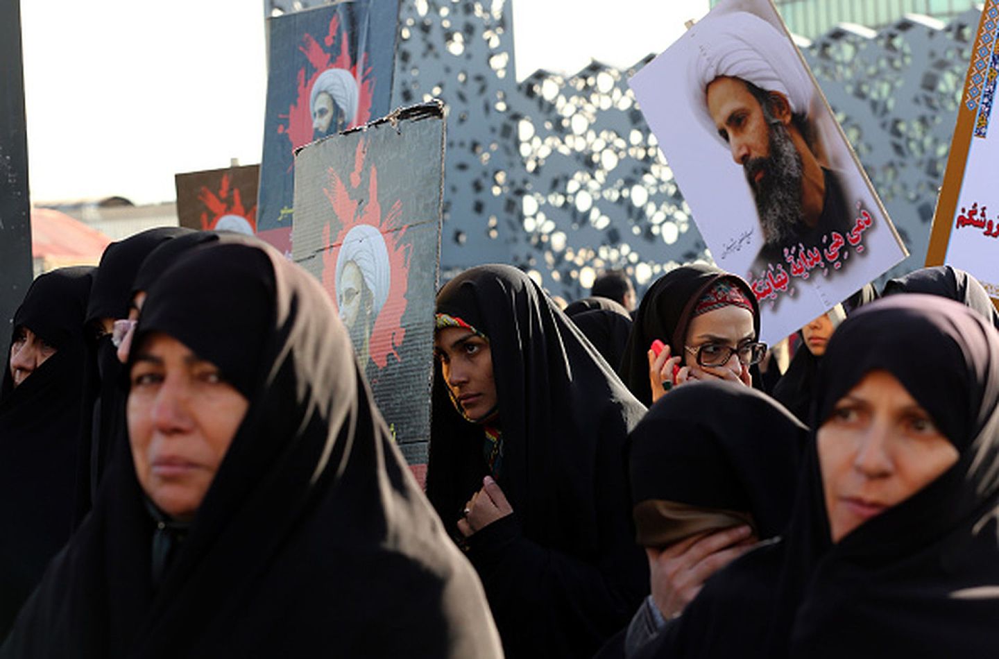 2016年1月6日，伊朗妇女在首都德黑兰举行示威集会，抗议沙特当局处决其国内什叶派穆斯林精神领袖尼姆的“暴行”。（Getty Images）