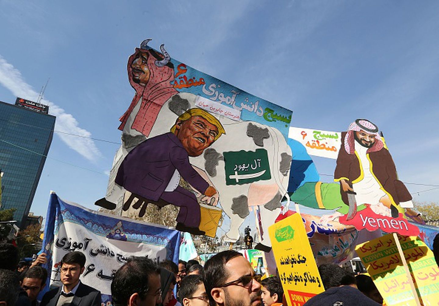 2018年11月4日，伊朗民众在首都德黑兰举行纪念伊斯兰革命39周年集会，集会中随处可见反对沙特美国的旗号。（Getty Images）
