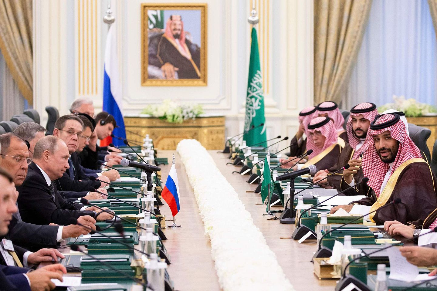 2019年10月14日，沙特首都利雅得，俄罗斯总统普京与沙特王储本·萨勒曼举行双边会晤。（VCG）