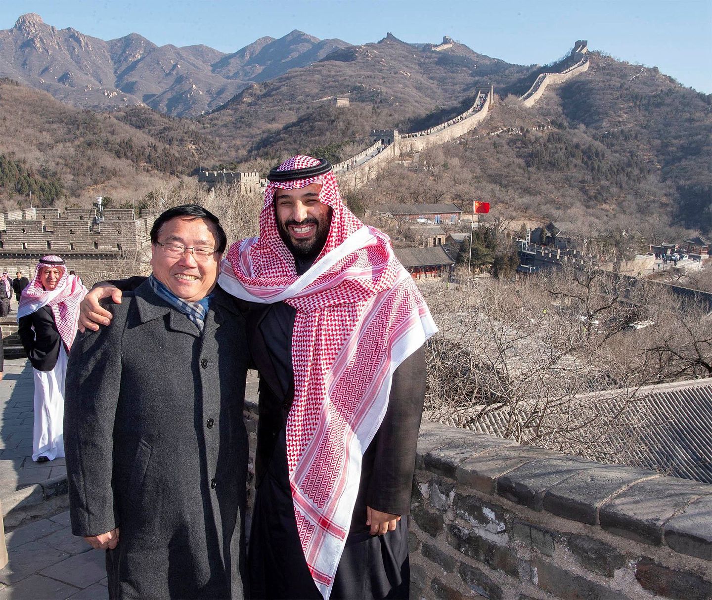 2019年2月21日，中国北京，沙特王储穆罕默德·本·萨勒曼与中国驻沙特大使李华新同游八达岭长城并合影留念。（Reuters）