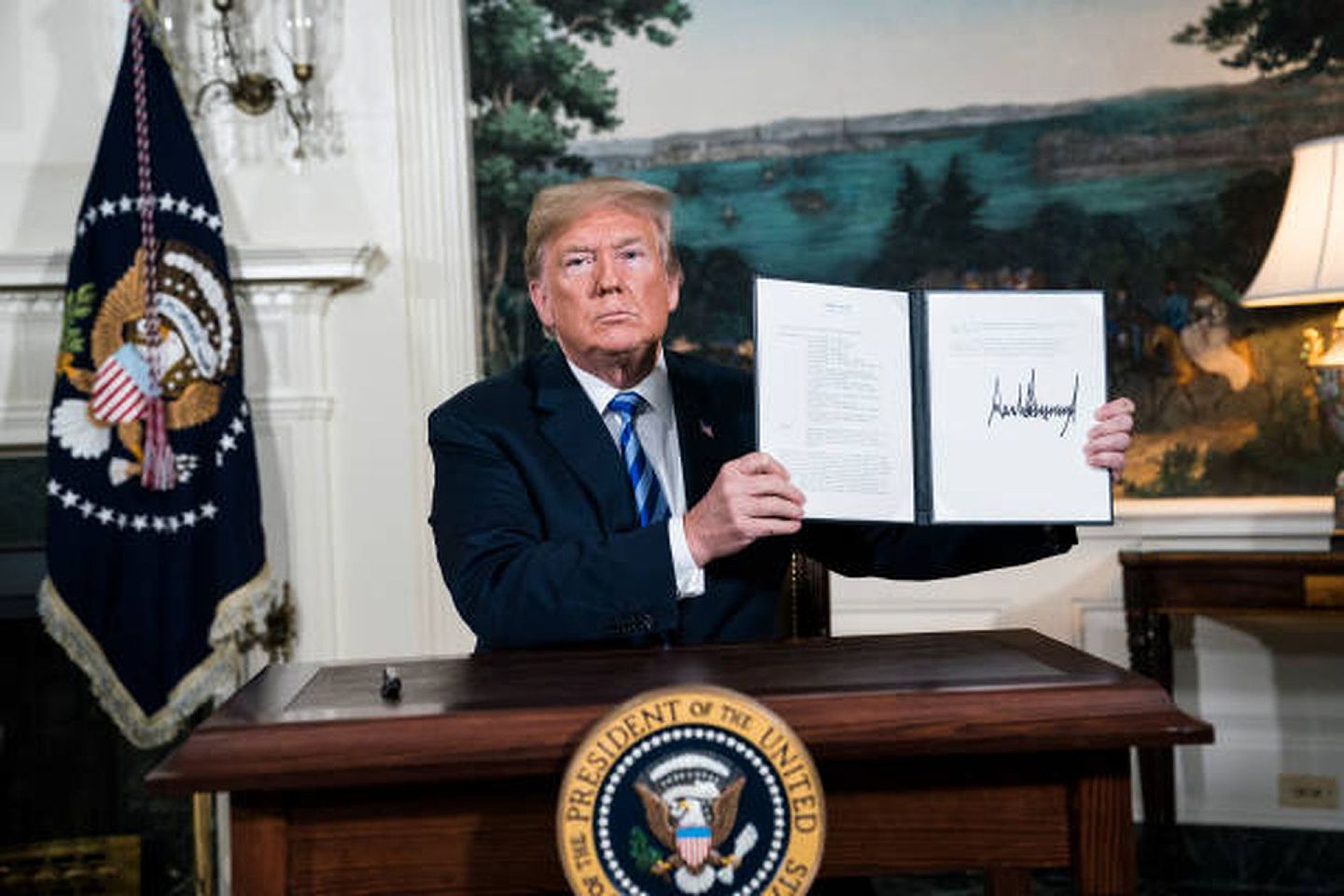 2018年5月8日，华盛顿特区白宫外交接待室, 时任美国总统特朗普（Donald Trump）宣布美国退出《伊朗核协议》。（Getty）