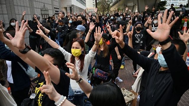 3月1日，香港西九龙法院外聚集了人群，支持47名民主派被捕人士。
