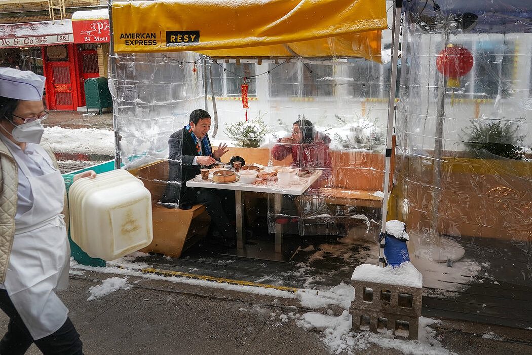 杨安泽在纽约各地吃过饭，包括本月早些时候在华埠，以重点介绍那些在疫情期间苦苦挣扎的餐馆。