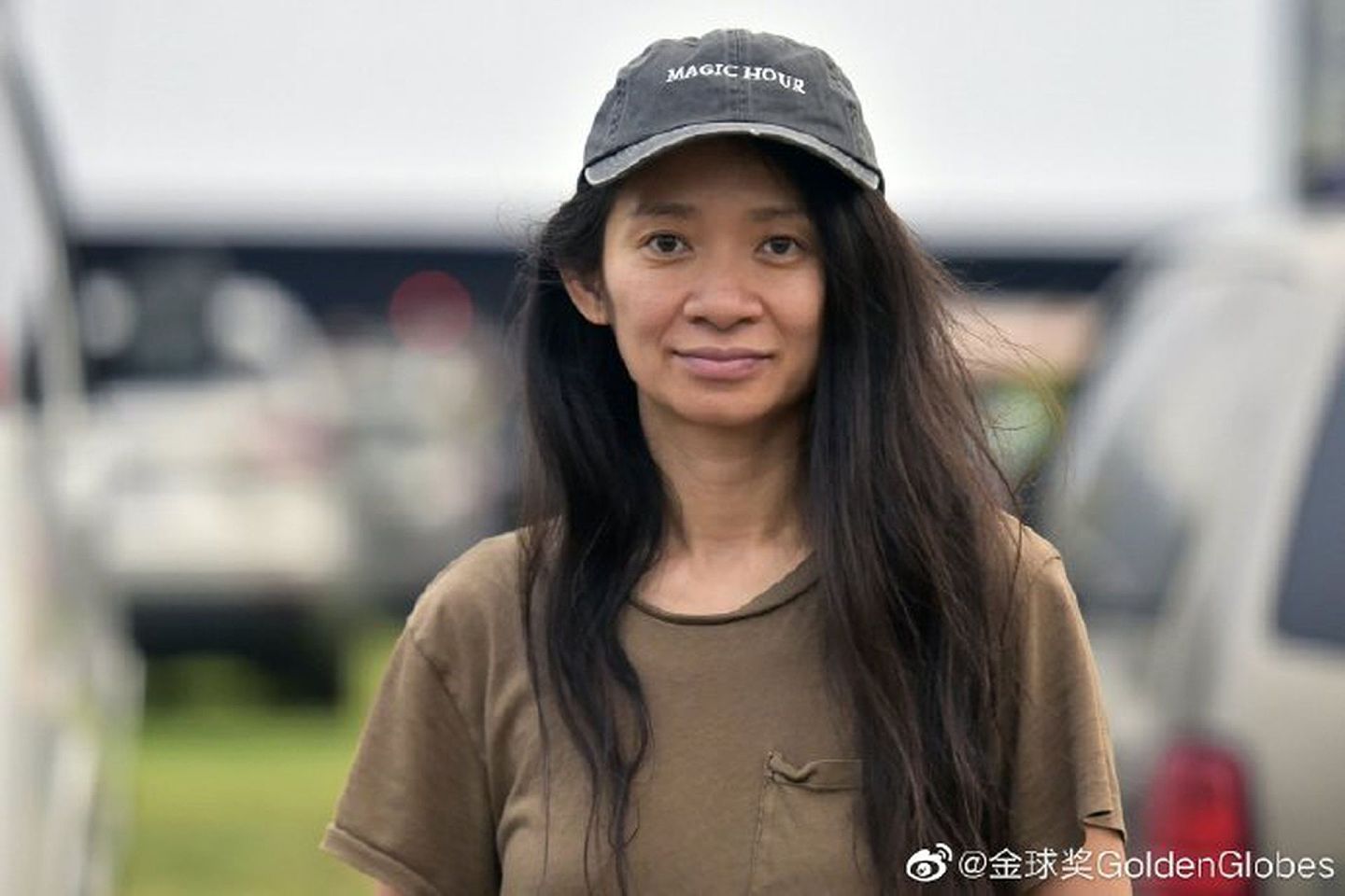 生于1982年的中国青年导演赵婷近期在好莱坞大放异彩，凭借《无依之地》斩获两项金球奖让她名声大噪。（微博@金球奖 GoldenGlobes）