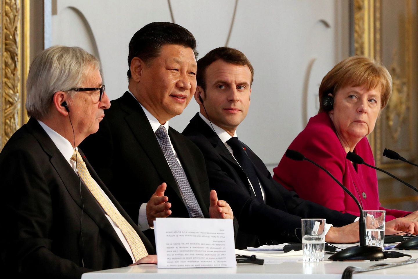 2019年3月26日，中国国家主席习近平在巴黎同法国总统马克龙（Emmanuel Macron）、德国总理默克尔（Angela Dorothea Merkel）、欧盟委员会主席容克（Jean-Claude Juncker）一道出席中法全球治理论坛闭幕式及其记者会。（路透社）