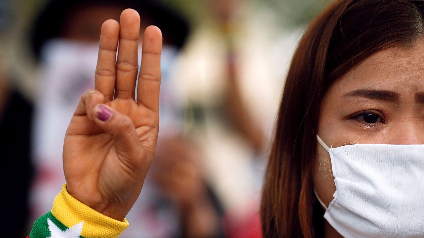 联合国称自2月1日緬军方发动政变以来，已致最少54人死亡，超过1,700人被捕，包括29名记者。图为3月4日，一名女子在泰国最谷参与反缅甸政变示威，流着泪举起象征抗争的手势。（Reuters）