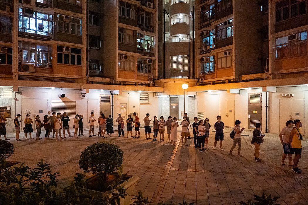选民在去年7月香港民主倡导者组织的预选中排队等待投票。香港立法机构的选举后来被推迟，组织初选的人面临颠覆指控。