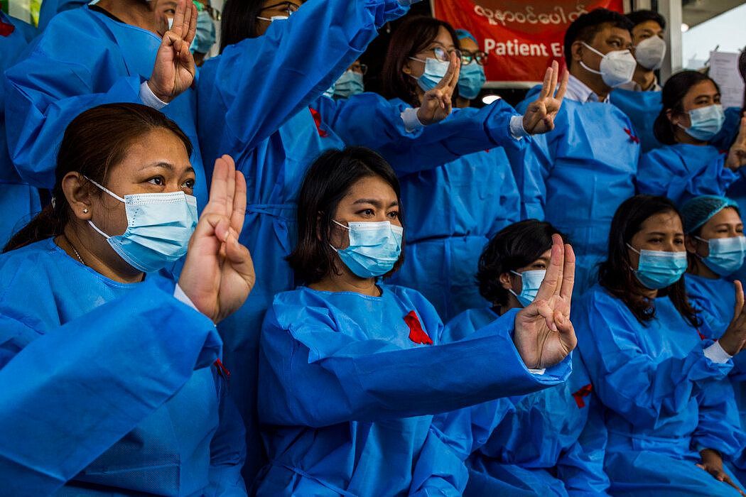 在上个月的军事政变几天后，缅甸仰光一家医院的医生进行抗议。