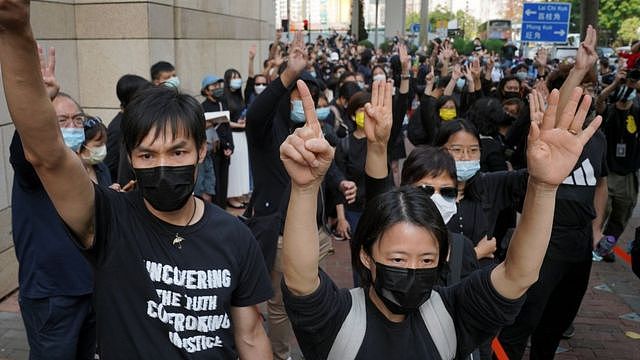 3月1日，香港西九龙法院外聚集了人群，支持47名民主派被捕人士。