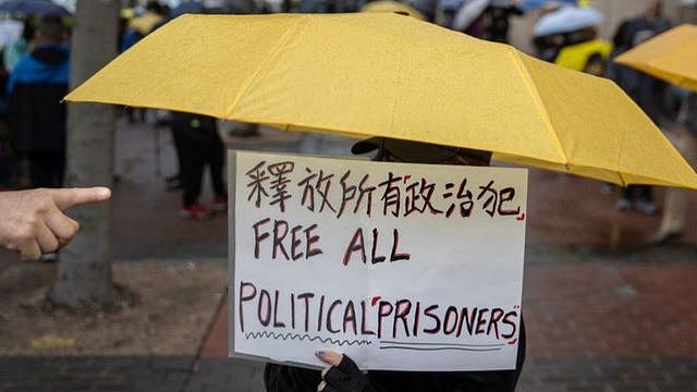 香港律政司，立即提出覆核批准保释决定，15名被告因此被继续还押，引起舆论哗然。