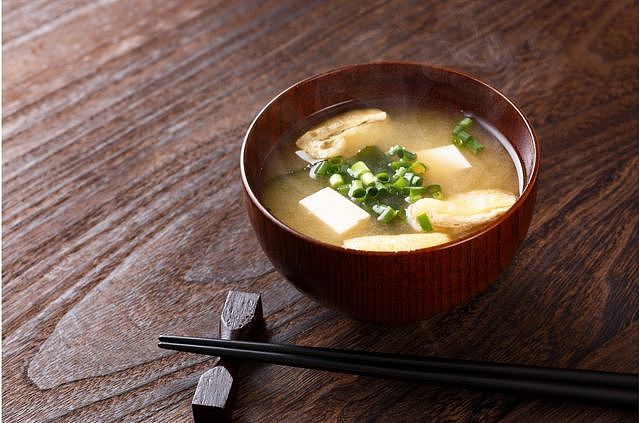 日本料理烹调中一种常用的食材卤水有能增强太阳能电池效率的功能，而且这种食材也很美味。