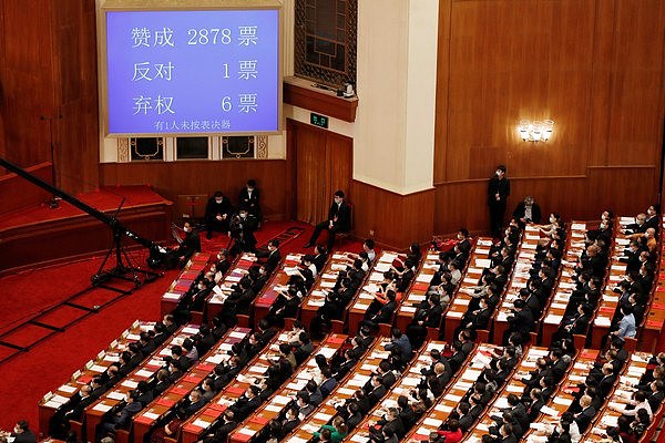 ▲▼中共十三届全国人大会议以2878票赞成、1票反对、6票弃权，通过「港版国安法」草案。 （图／路透）