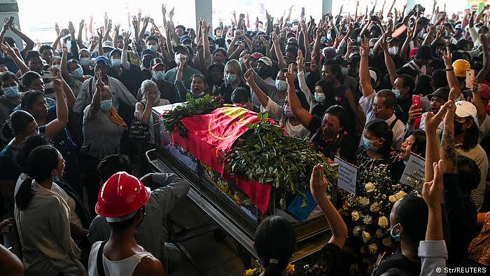 Myanmar | Proteste gegen Militärputsch: Beerdigung eines erschossenen Demonstranten