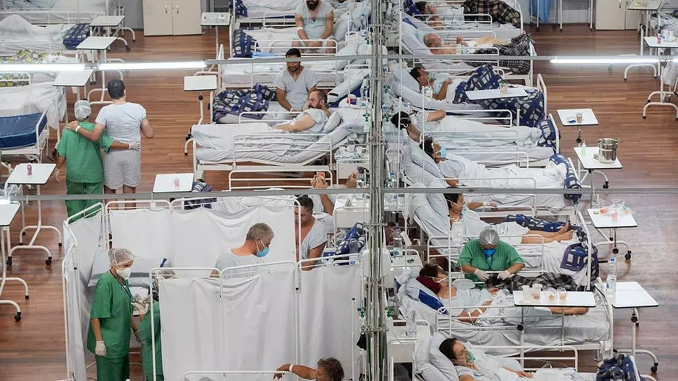 2021年3月4日巴西圣保罗一家医院救治新冠病人