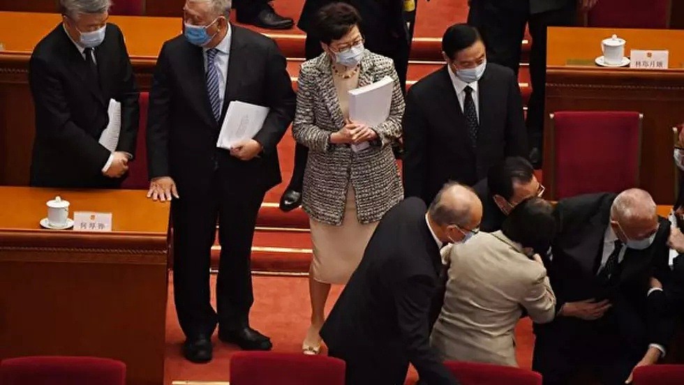 3月5日上午，中共全国政协副主席、香港前特首董建华（右一）在离场时跌倒