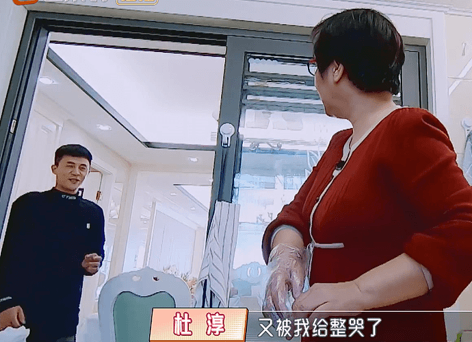 杜淳王灿在卧室腻歪，却被床头“小绿盒”抢镜，网友：还怀着孕呢（组图） - 1