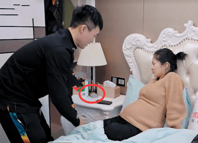 杜淳王灿在卧室腻歪，却被床头“小绿盒”抢镜，网友：还怀着孕呢（组图） - 9