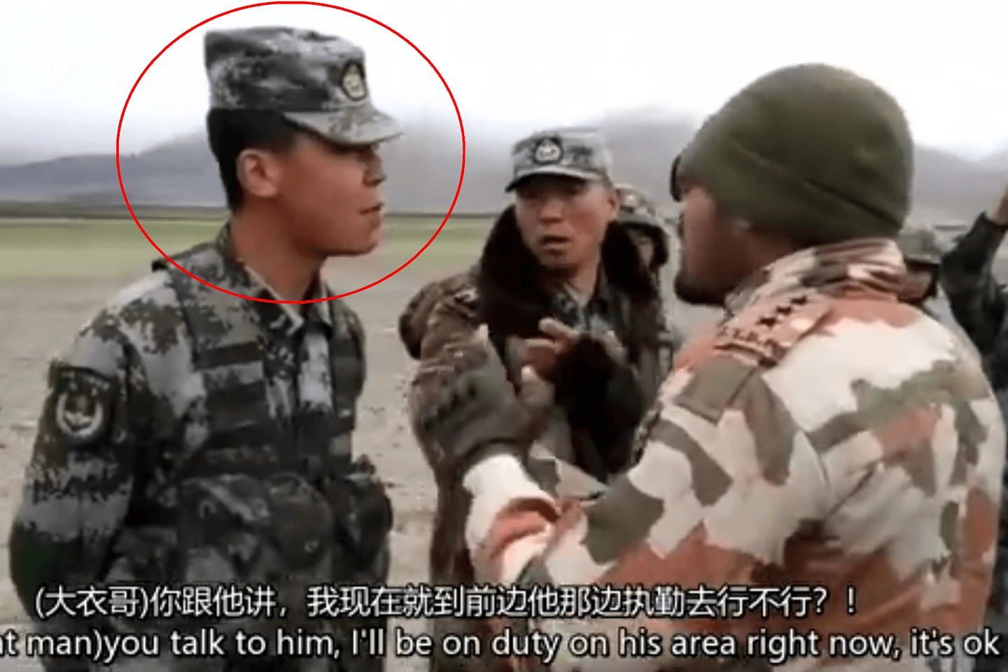 2021年2月19日，中国官方媒体公开中印2020年6月冲突对峙现场视频，画红圈的人为吕天仓，他跟随祁发宝（中）与印方士兵交涉。（微博@大红矛）
