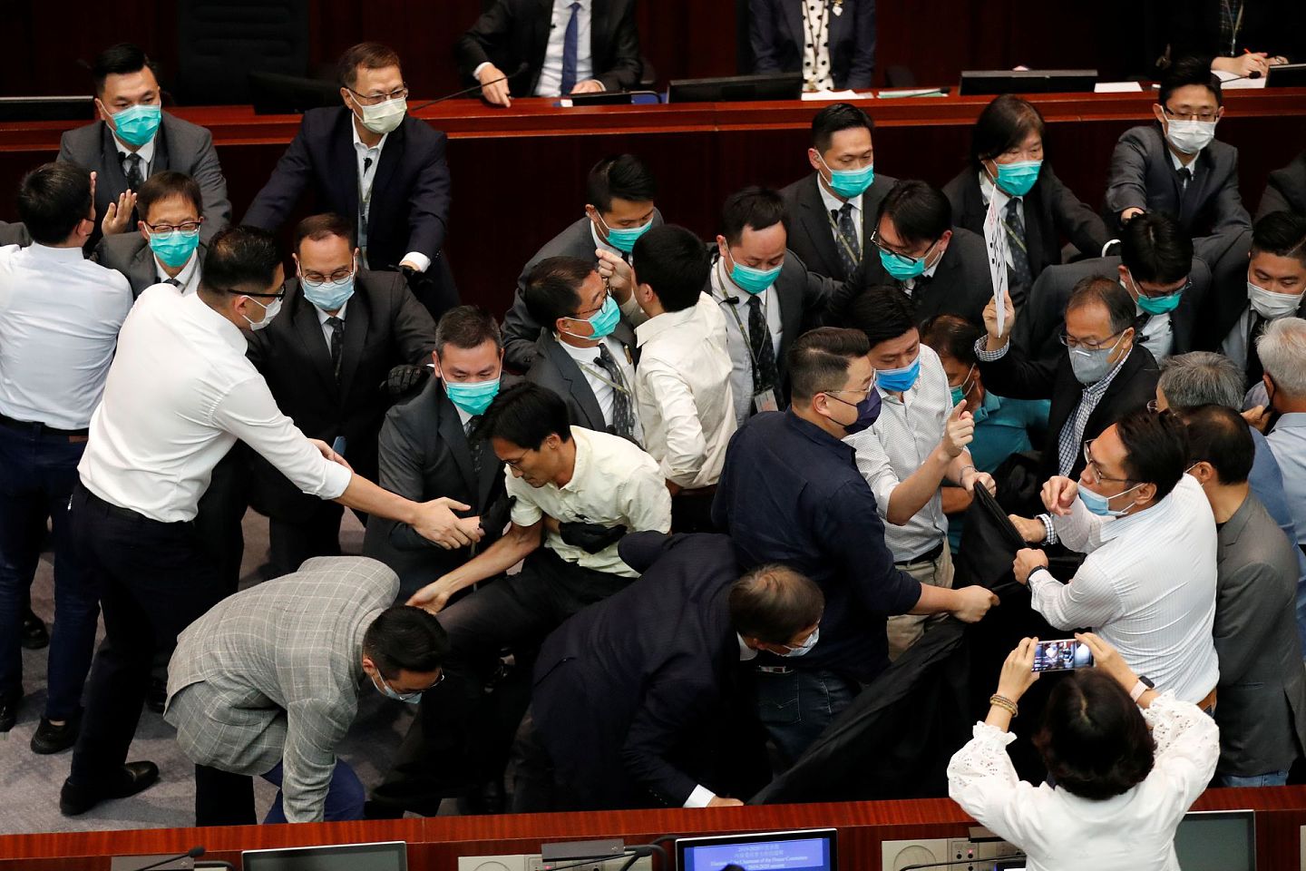 因反对派立法会议员的拖延和阻挠，香港立法会内务委员会停摆超过半年，导致大批议案积压。图为2020年5月18日立法会内务委员会主席选举的混乱场面。（Reuters）