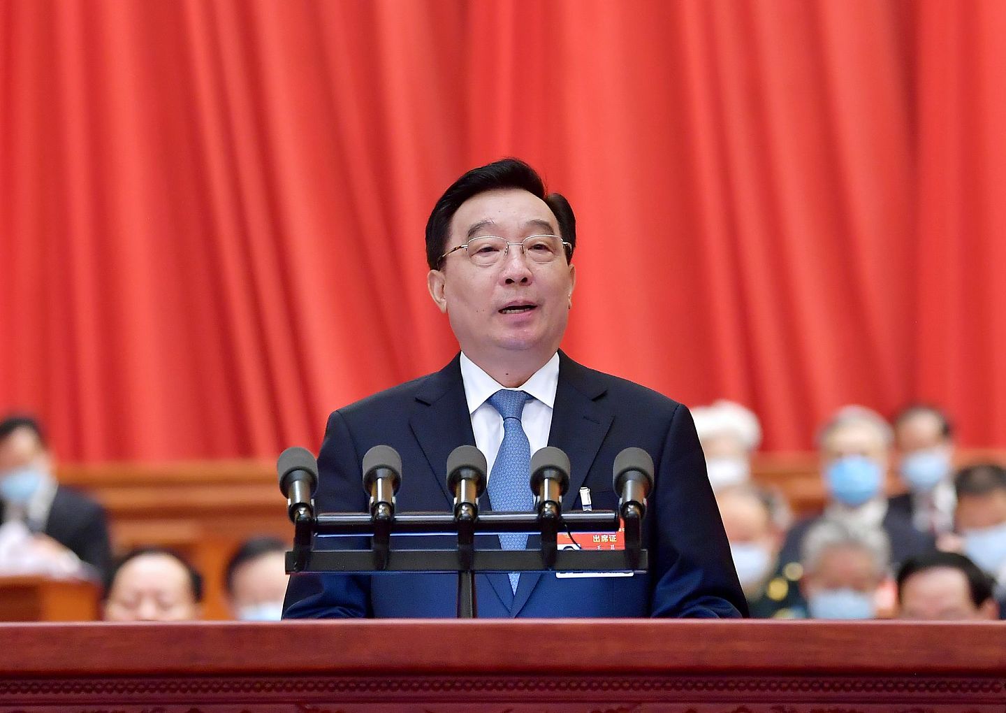 3月5日，王晨在北京人民大会堂作中国全国人大关于完善香港特别行政区选举制度的决定草案的说明。（新华社记者）