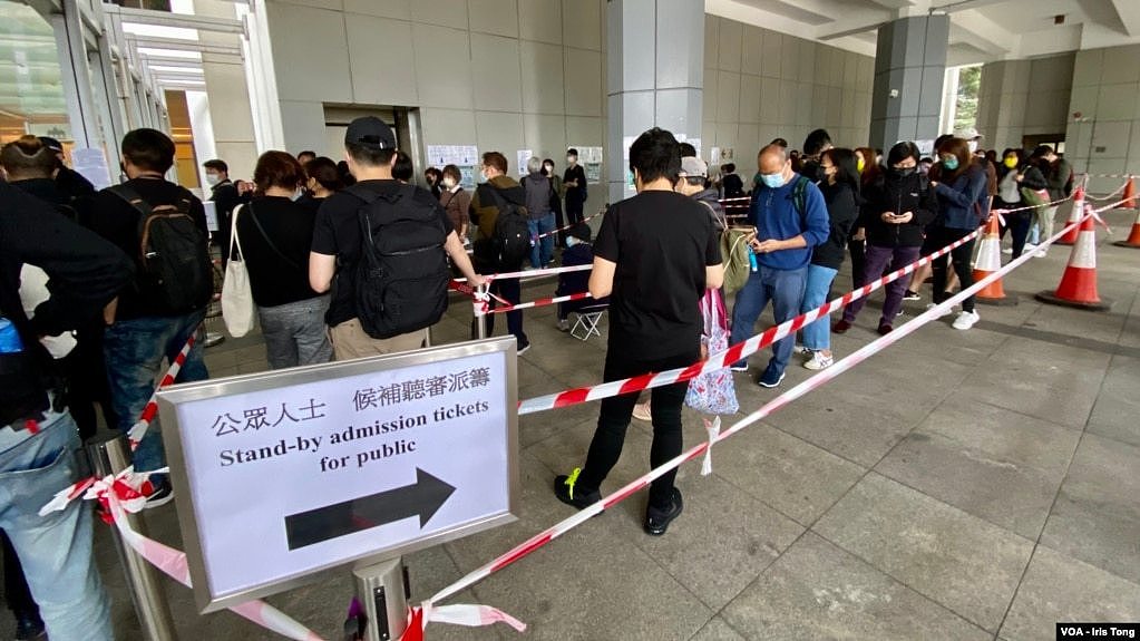 数以百计香港市民3月6日到高等法院排队轮候旁听席，声援被律政司复核保释申请的11名民主派被告。（美国之音 汤惠芸）