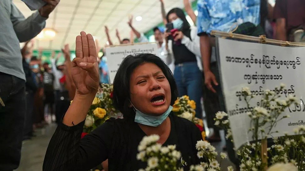 缅甸仰光一位为死难抗议者默哀的妇女