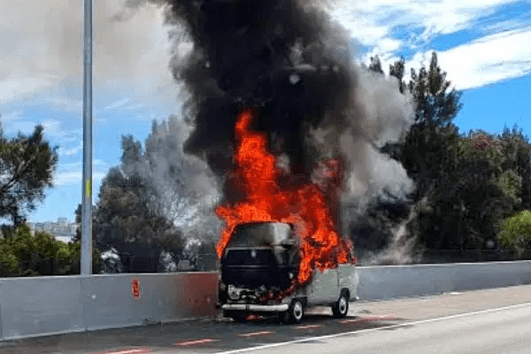 突发！珀斯高速公路上汽车着火，火焰窜至两米高，情况危急，司机们请避开事发区域 - 2