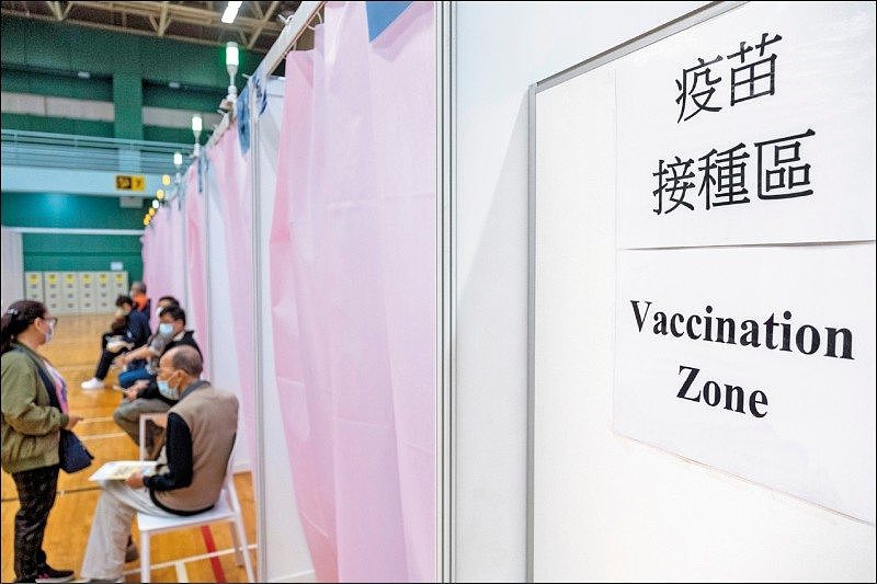 香港六日传出第二例施打中国「科兴疫苗」后死亡案例，引起民众恐慌。 图为香港一处专门施打科兴疫苗的中心。 （彭博）