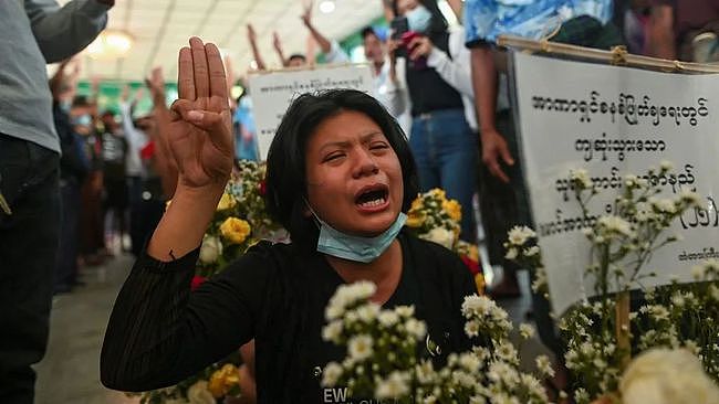 缅甸19岁华裔少女被枪杀后，遭军方挖坟强行尸检！目击者：取出肉块（组图） - 17