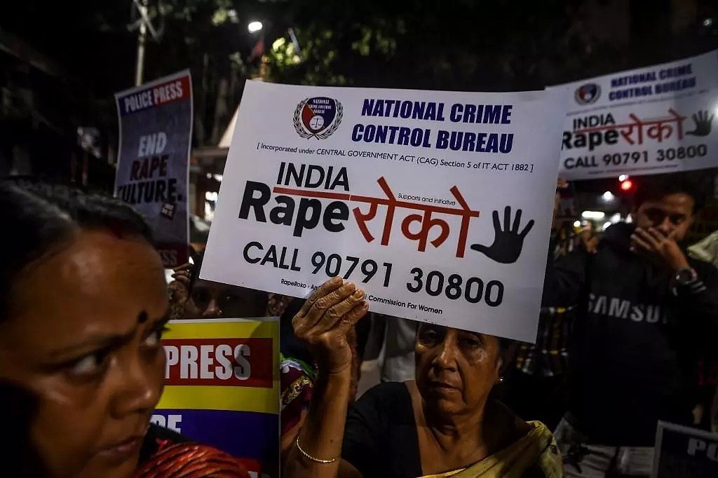 Image d'archive RFI : Manifestante brandissant une pancarte contre le viol à Calcutta, en décembre 2019.