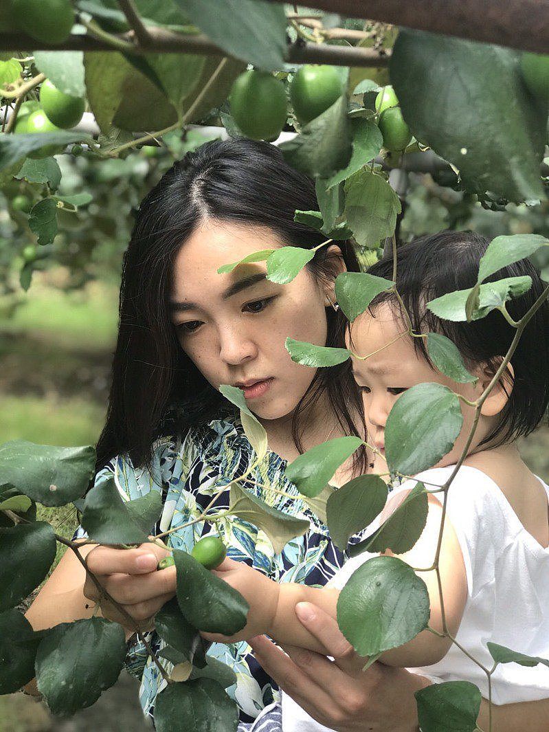2岁小女儿阿彤陪白乔茵到产地，也常扮演「小麻豆」，相当吸睛。 图／白乔茵提供