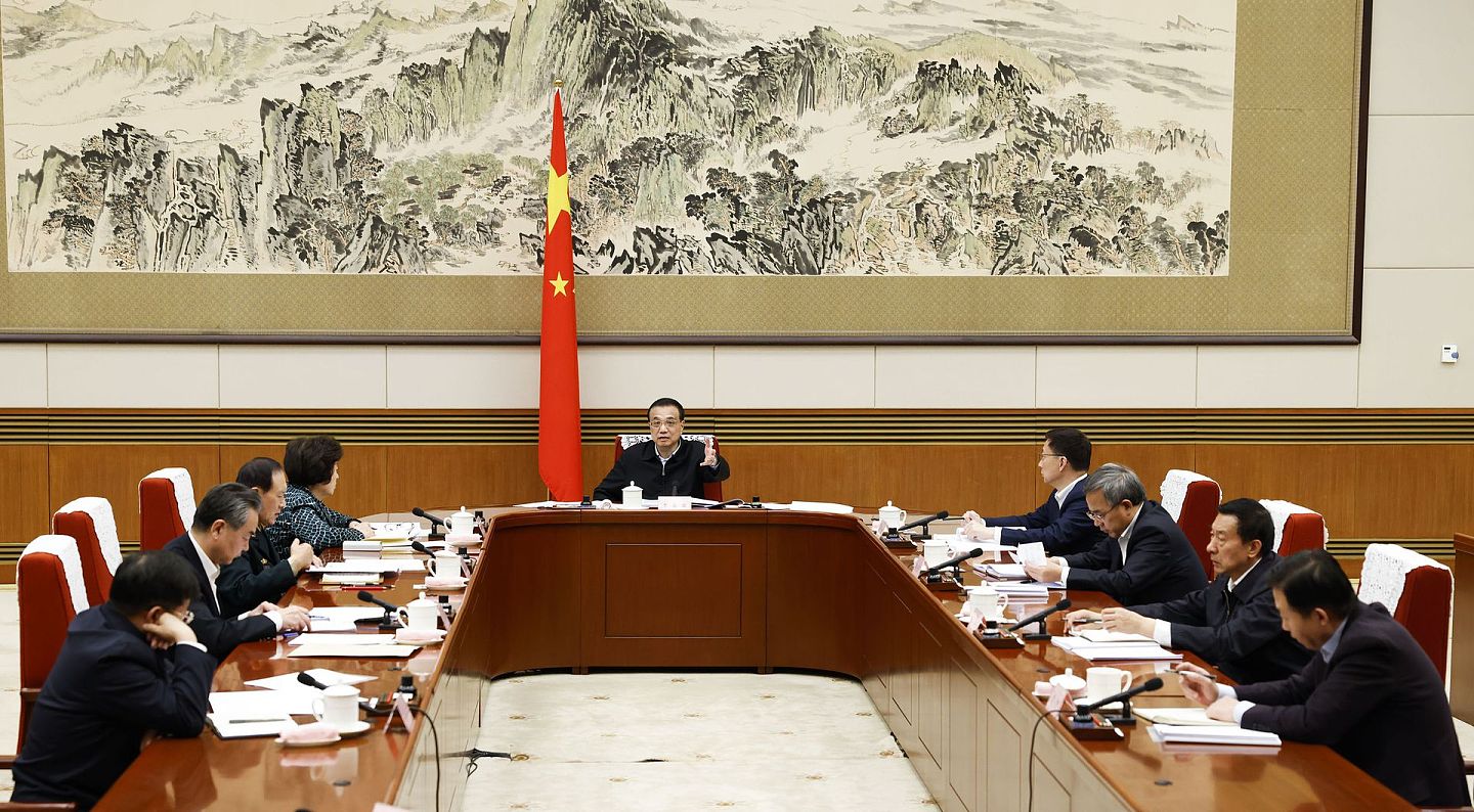 2020年12月24日，中国国务院总理李克强（中）主持召开国务院“十四五”规划《纲要草案》编制工作领导小组会议。（新华社）
