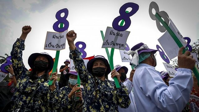 曼谷三八游行要求改善劳工条件和产假待遇