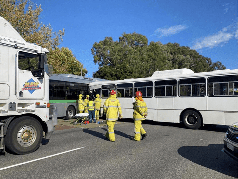 滚动更新：珀斯校车和公交车相撞，造成10人受伤，孩子被困车内超过30分钟 - 10