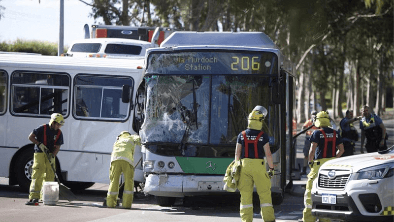 滚动更新：珀斯校车和公交车相撞，造成10人受伤，孩子被困车内超过30分钟 - 8