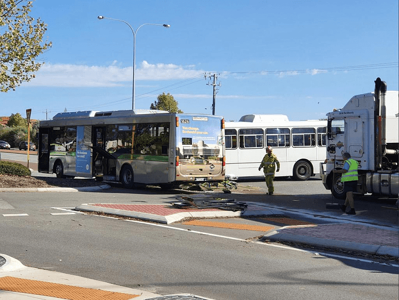 滚动更新：珀斯校车和公交车相撞，造成10人受伤，孩子被困车内超过30分钟 - 11