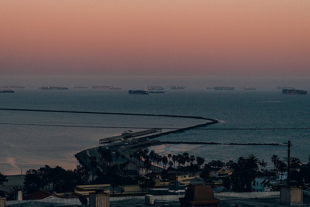 在洛杉矶港口外等待卸货的船只如此之多，以至于所有的抛锚点都被占满。
