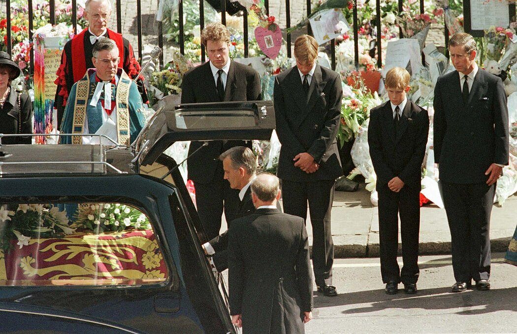 1997年，哈里王子（右二）在母亲的葬礼上，当时他12岁。